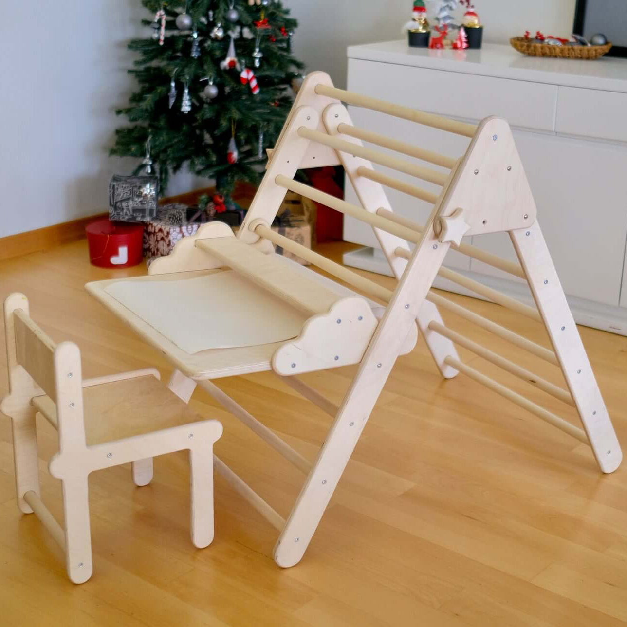 Ahşap çocuk aktivite masası ve sandalye seti Pikler üçgeni ile uyumlu