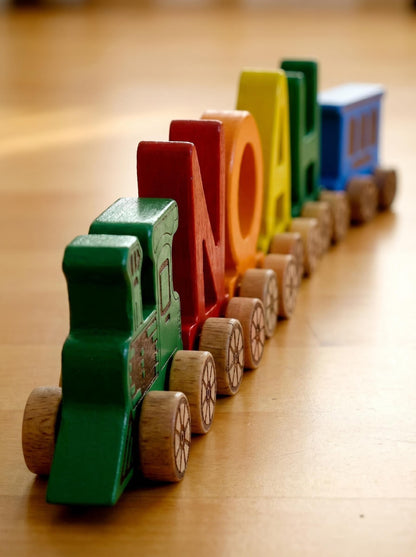 Kişiselleştirilmiş ahşap isim treni renkli harfli çocuk oyuncağı
